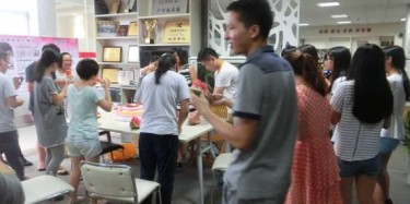 相親相愛(ài)一家人，畢加展覽為員工慶祝生日